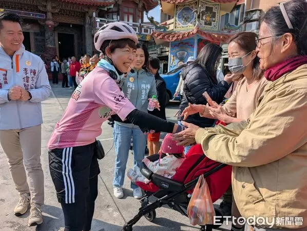 ▲立委陳亭妃6日持續進行「行動政府・行動正能量」鐵馬行動，騎乘單車深入台南各行政區，沿途獲得鄉親熱情回應。（記者林東良翻攝，下同）