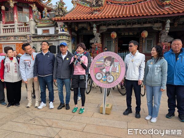 ▲立委陳亭妃6日持續進行「行動政府・行動正能量」鐵馬行動，騎乘單車深入台南各行政區，沿途獲得鄉親熱情回應。（記者林東良翻攝，下同）