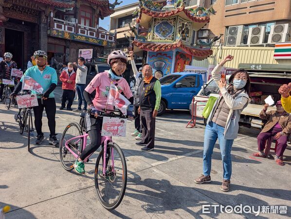 ▲立委陳亭妃6日持續進行「行動政府・行動正能量」鐵馬行動，騎乘單車深入台南各行政區，沿途獲得鄉親熱情回應。（記者林東良翻攝，下同）