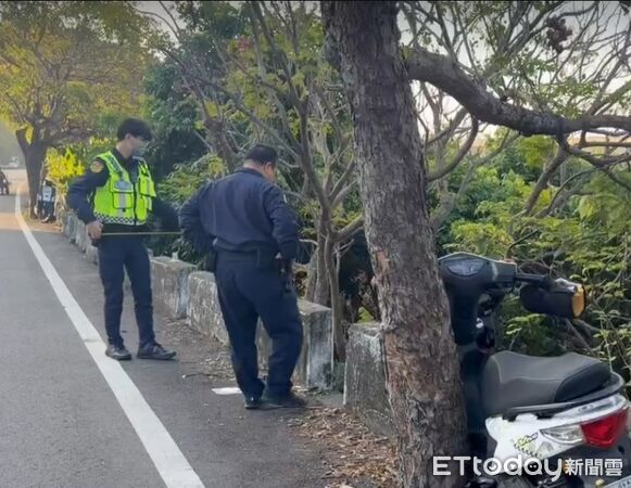 ▲大村鄉女騎士離奇自撞路樹，噴飛到圳溝卡到頭栽卡樹幹。（圖／民眾提供）