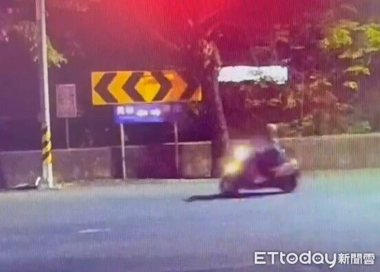 ▲大村鄉女騎士離奇自撞路樹，噴飛到圳溝卡到頭栽卡樹幹。（圖／民眾提供）