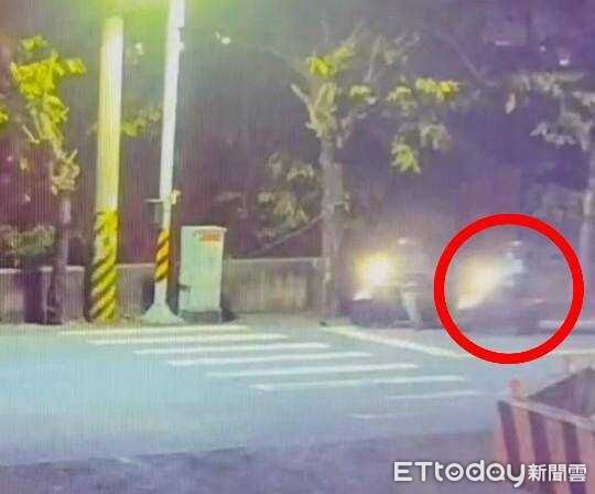 ▲大村鄉女騎士離奇自撞路樹，噴飛到圳溝卡到頭栽卡樹幹。（圖／民眾提供）