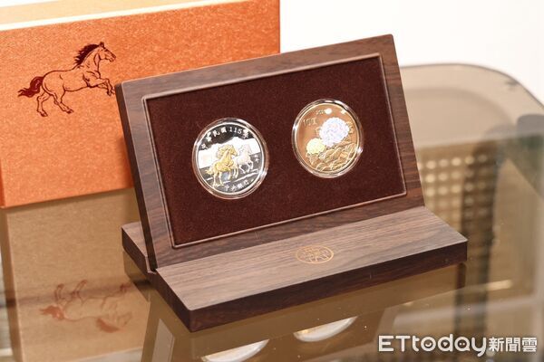 ▲▼央行發行局局長鄧延達公開馬年紀念套幣。（圖／記者黃克翔攝）