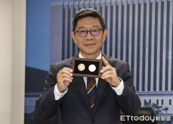 ▲央行發行局局長鄧延達公開馬年紀念套幣。（圖／記者黃克翔攝）