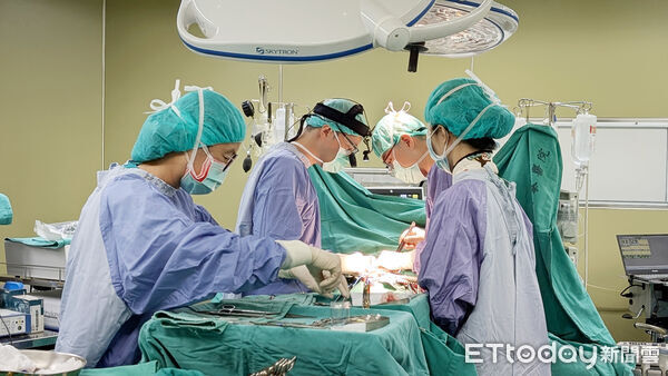 ▲安泰醫院利用先進分支微創支架技術替吳男進行手術。（圖／安泰醫院提供）