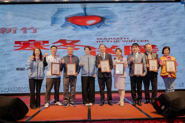 ▲竹市府攜手芙洛麗與善心團體送暖獨居長輩，高虹安市長感謝善心義舉。（圖／新竹市政府提）