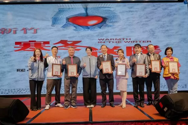 ▲竹市府攜手芙洛麗與善心團體送暖獨居長輩，高虹安市長感謝善心義舉。（圖／新竹市政府提）