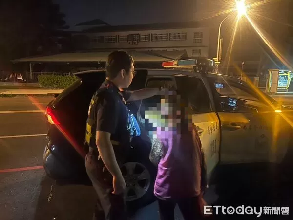 ▲屏東警分局員警送郭姓老嫗平安返家。（圖／記者陳崑福翻攝）