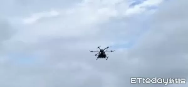 ▲▼林業保育署首度運用無人機空中即時定位，並搭載遠端遙控電子引信、可12連發之模組化高爆音沖天炮發射架，以聲光系統震撼驅離。（圖／花蓮分署提供，下同）