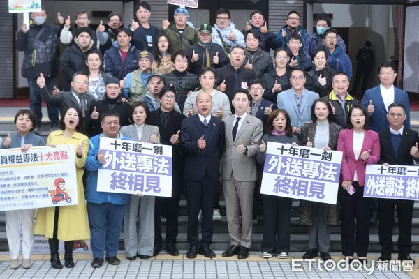▲「外送平台管理暨從業人員權益保障法草案」三讀，立法院長韓國瑜與外送員合照。（圖／記者林敬旻攝）