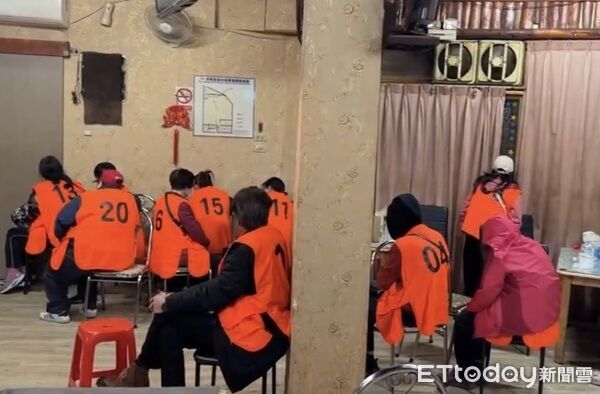 ▲▼查獲賭場現場負責人江男、作人員何男、卡拉OK負責人邱男及男、女賭客25人，一名賭客藏於廚房深處仍被揪出。（圖／中壢警分局提供）