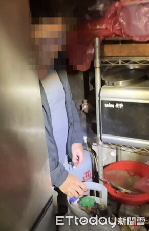 ▲▼查獲賭場現場負責人江男、作人員何男、卡拉OK負責人邱男及男、女賭客25人，一名賭客藏於廚房深處仍被揪出。（圖／中壢警分局提供）