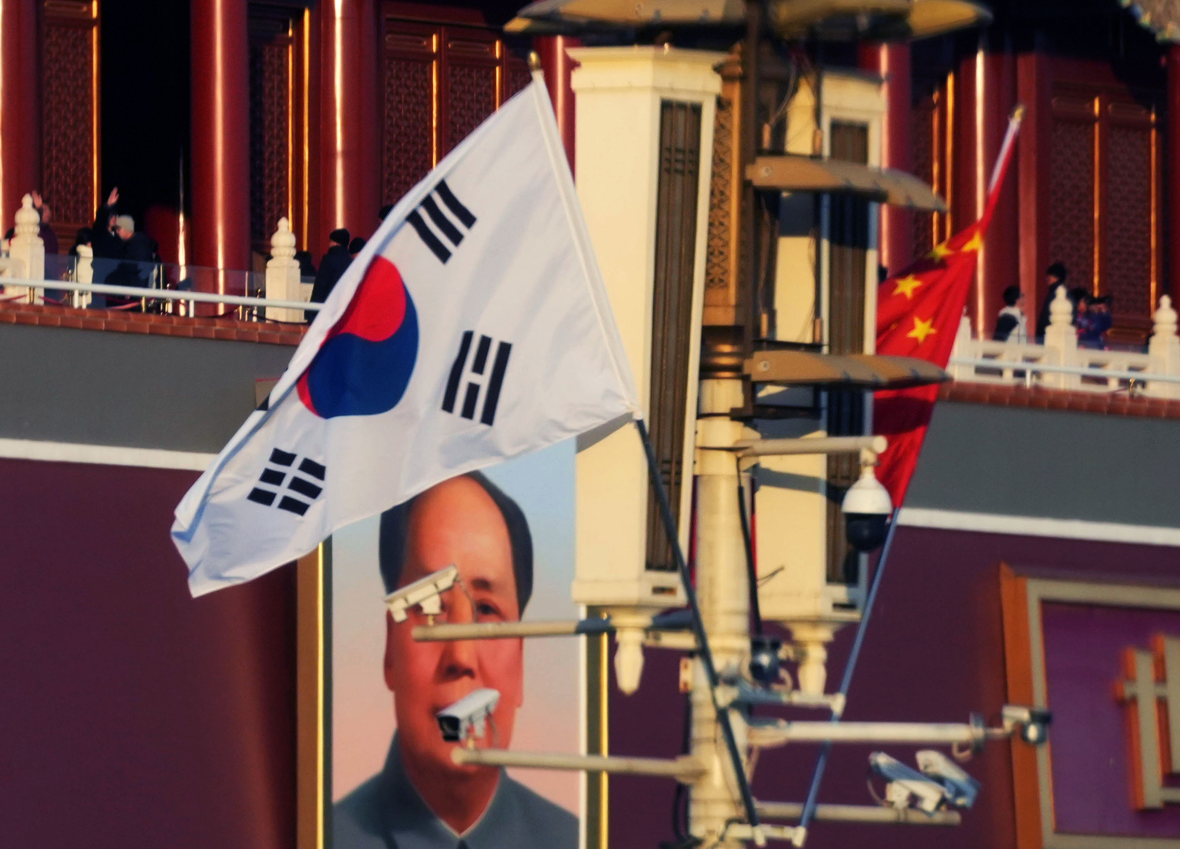 ▲▼南韓太極旗、中國五星旗懸掛在北京天安門廣場毛澤東肖像前。（圖／達志影像／美聯社）