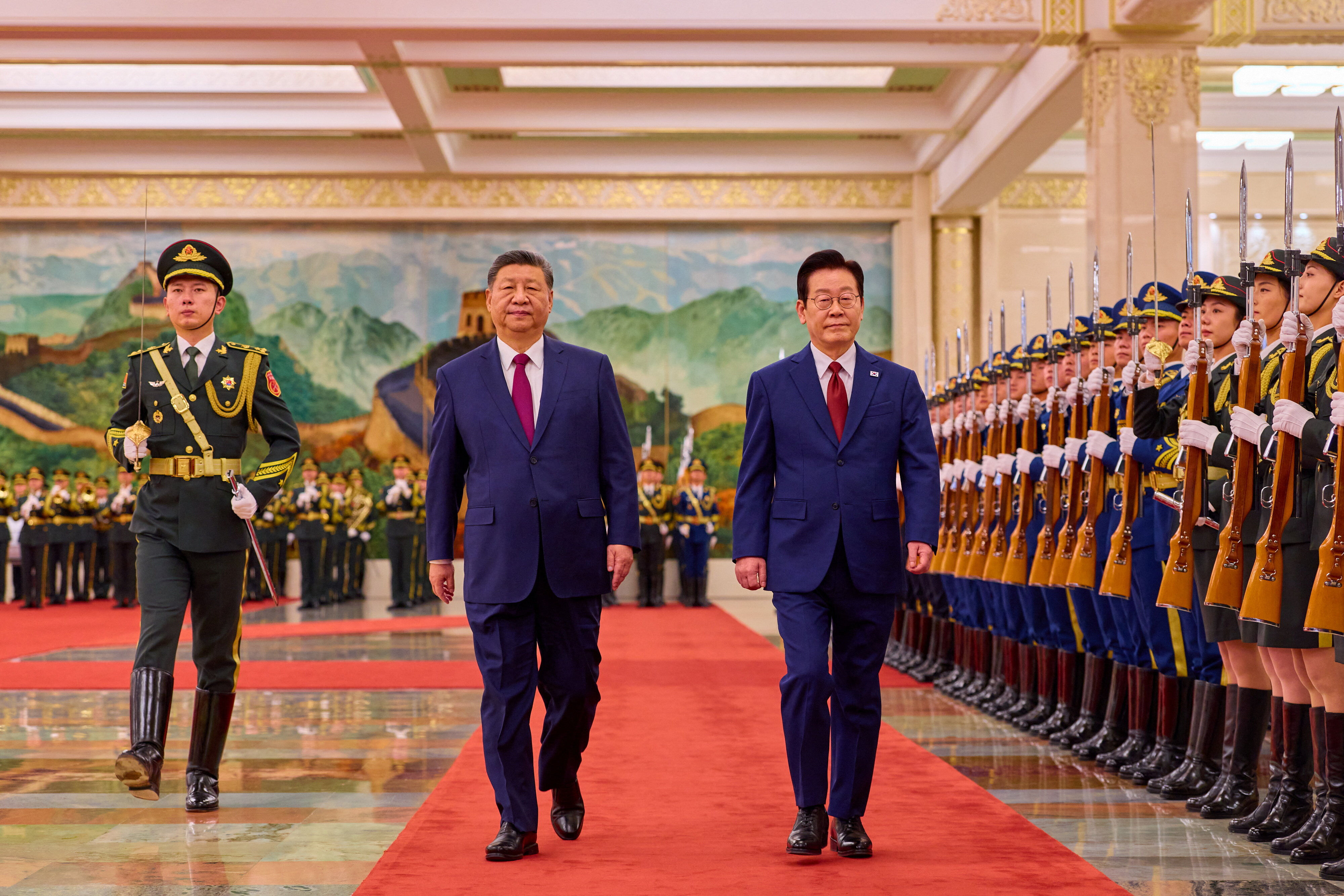 ▲▼中國國家主席習近平、南韓總統李在明5日在北京人民大會堂檢閱儀仗隊。（圖／路透）