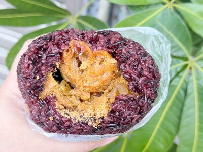 龍潭早市限定「巨無霸紫米飯糰」！