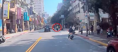 差1秒就釀悲劇！北投國小前黑車闖紅燈險撞學童　驚險畫面曝