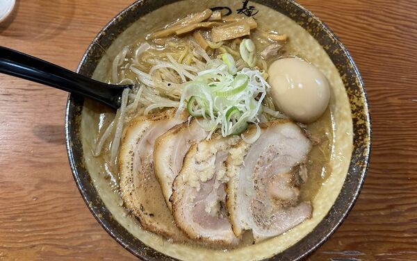 ▲▼「麺屋つくし富山本店」富山市tabelog第一位，札幌すみれ系味噌拉麵。（圖／部落客小虎提供）