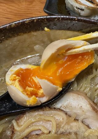 ▲▼「麺屋つくし富山本店」富山市tabelog第一位，札幌すみれ系味噌拉麵。（圖／部落客小虎提供）