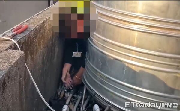 ▲▼北市警萬華分局針對三家養生館進行斷水斷電。（圖／記者邱中岳翻攝）