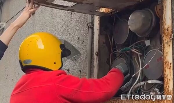 ▲▼北市警萬華分局針對三家養生館進行斷水斷電。（圖／記者邱中岳翻攝）