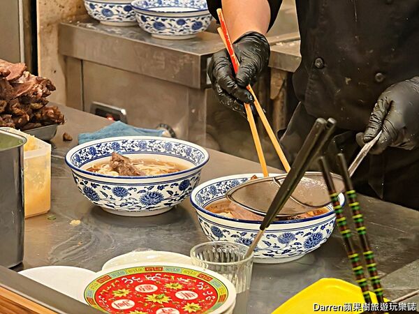 ▲▼迪化街大稻埕美食「江牛樓」，入選米其林日本主廚牛肉麵排隊名店。（圖／部落客DARREN提供）