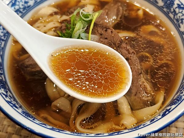 ▲▼迪化街大稻埕美食「江牛樓」，入選米其林日本主廚牛肉麵排隊名店。（圖／部落客DARREN提供）