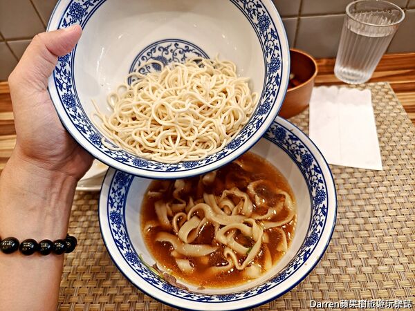 ▲▼迪化街大稻埕美食「江牛樓」，入選米其林日本主廚牛肉麵排隊名店。（圖／部落客DARREN提供）