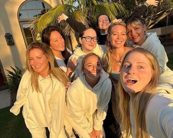 艾希莉（左一）曾是明星媽媽群成員，該群組由希拉蕊朵芙（右二）創立。（翻攝Hilary Duff IG）