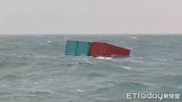 ▲港籍貨輪外海遭浪打落23貨櫃。（圖／記者郭世賢翻攝）