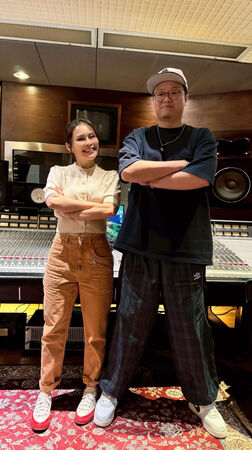 ▲▼ 周蕙（左）與製作人冰球樂團主唱王（右）合作。（圖／群石國際提供）