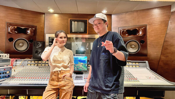 ▲▼ 周蕙（左）與製作人冰球樂團主唱王（右）合作。（圖／群石國際提供）