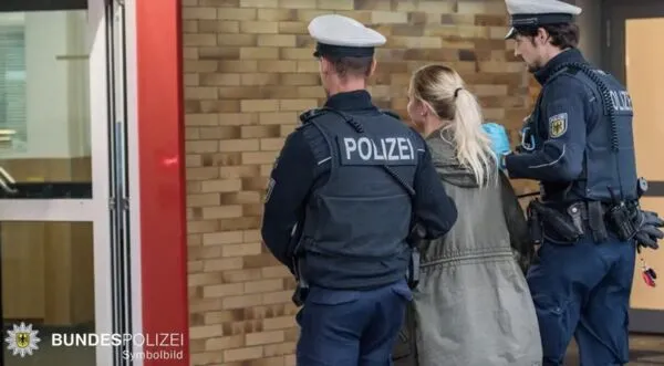 ▲▼陸男德國車站被打　反擊導致對方鎖骨骨折、頭破血流。（圖／翻攝微博）