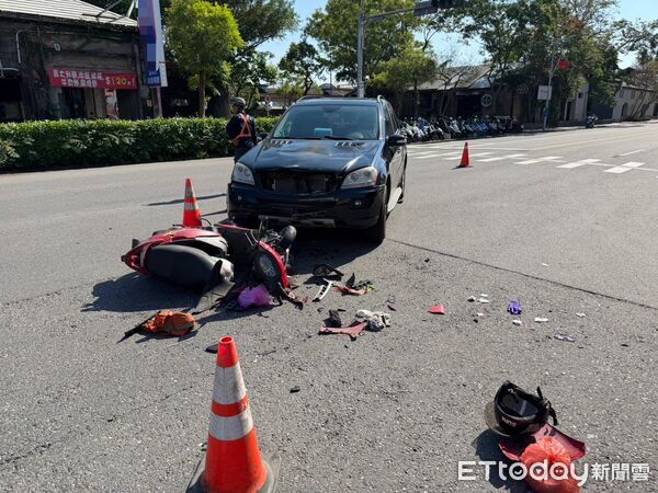 ▲▼宜蘭市路口，昨中午機車與轎車相撞，機車零件散落滿地，騎士倒地受傷。（圖／記者游芳男翻攝，下同）