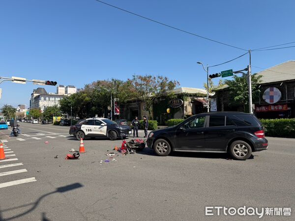 ▲▼宜蘭市路口，昨中午機車與轎車相撞，機車零件散落滿地，騎士倒地受傷。（圖／記者游芳男翻攝，下同）