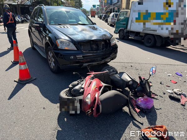 ▲▼宜蘭市路口，昨中午機車與轎車相撞，機車零件散落滿地，騎士倒地受傷。（圖／記者游芳男翻攝，下同）