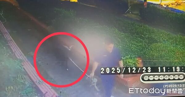 ▲楊姓男子撿到一隻山羊送交枋寮警方。（圖／記者陳崑福翻攝）