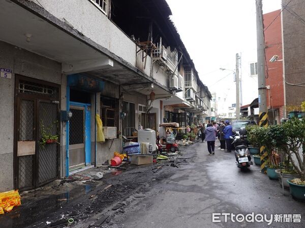 ▲▼花蓮市公所里幹事連夜清查，確認本次火警共有13戶居民受災。(圖／花蓮市公所提供，下同）