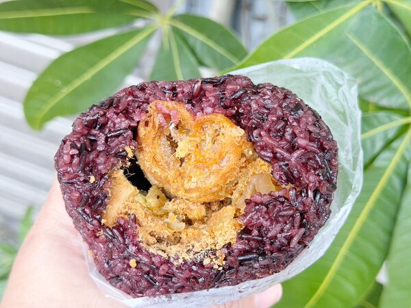 ▲▼龍潭市場美食「薏起養生」，推薦紫米飯糰與紅棗桂圓，飯糰快跟便當一樣大。（圖／部落客VIVIYU提供）