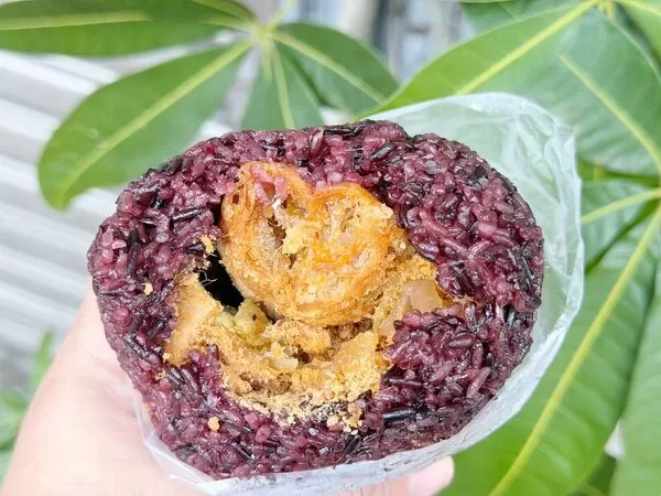 ▲▼龍潭市場美食「薏起養生」，推薦紫米飯糰與紅棗桂圓，飯糰快跟便當一樣大。（圖／部落客VIVIYU提供）