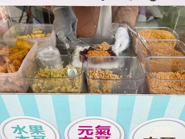 ▲▼龍潭市場美食「薏起養生」，推薦紫米飯糰與紅棗桂圓，飯糰快跟便當一樣大。（圖／部落客VIVIYU提供）