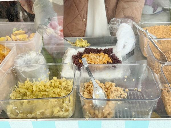 ▲▼龍潭市場美食「薏起養生」，推薦紫米飯糰與紅棗桂圓，飯糰快跟便當一樣大。（圖／部落客VIVIYU提供）