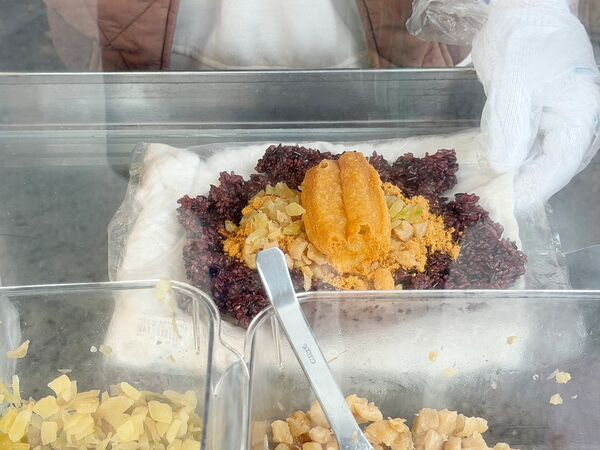 ▲▼龍潭市場美食「薏起養生」，推薦紫米飯糰與紅棗桂圓，飯糰快跟便當一樣大。（圖／部落客VIVIYU提供）