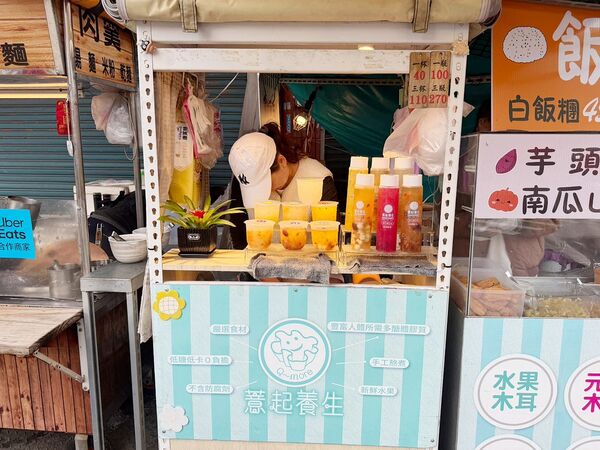 ▲▼龍潭市場美食「薏起養生」，推薦紫米飯糰與紅棗桂圓，飯糰快跟便當一樣大。（圖／部落客VIVIYU提供）