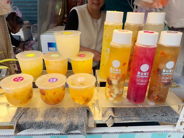 ▲▼龍潭市場美食「薏起養生」，推薦紫米飯糰與紅棗桂圓，飯糰快跟便當一樣大。（圖／部落客VIVIYU提供）