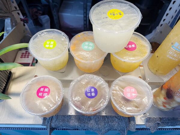 ▲▼龍潭市場美食「薏起養生」，推薦紫米飯糰與紅棗桂圓，飯糰快跟便當一樣大。（圖／部落客VIVIYU提供）