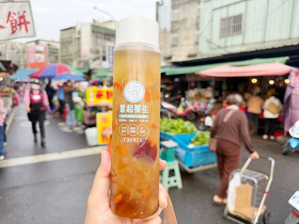 ▲▼龍潭市場美食「薏起養生」，推薦紫米飯糰與紅棗桂圓，飯糰快跟便當一樣大。（圖／部落客VIVIYU提供）