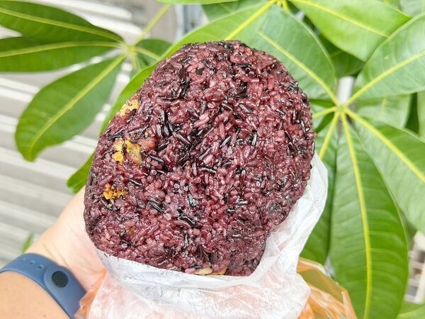 ▲▼龍潭市場美食「薏起養生」，推薦紫米飯糰與紅棗桂圓，飯糰快跟便當一樣大。（圖／部落客VIVIYU提供）