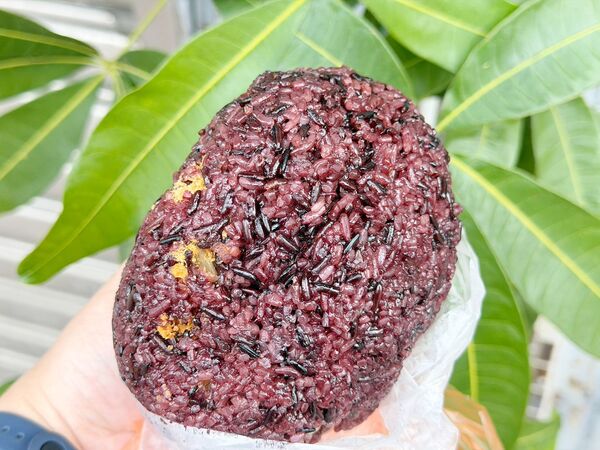 ▲▼龍潭市場美食「薏起養生」，推薦紫米飯糰與紅棗桂圓，飯糰快跟便當一樣大。（圖／部落客VIVIYU提供）