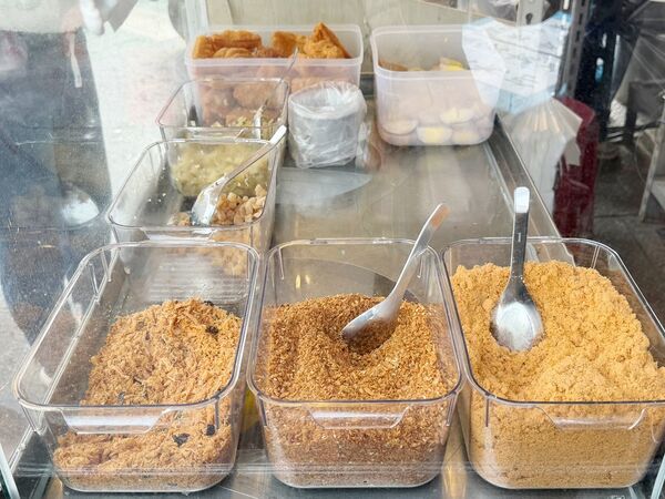 ▲▼龍潭市場美食「薏起養生」，推薦紫米飯糰與紅棗桂圓，飯糰快跟便當一樣大。（圖／部落客VIVIYU提供）