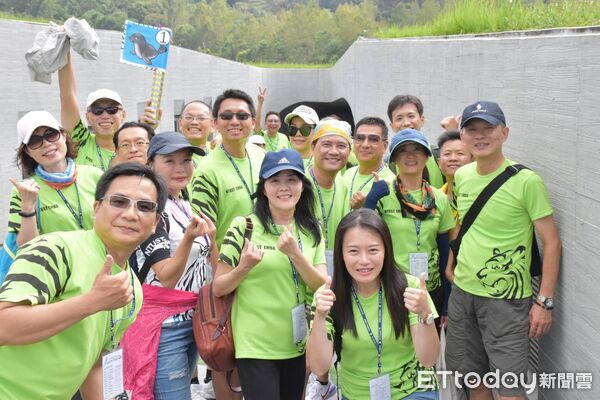 ▲▼台科大企管系教授林孟彥（右一），退休前在校時內開課受到學生歡迎，圖為參與泳渡日月潭。（圖／林孟彥提供）